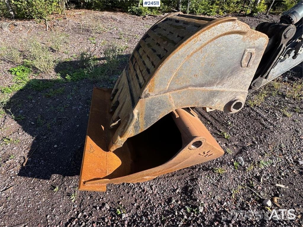 Volvo EC240CL Tracked Excavator – Digging Bucket Escavatori cingolati