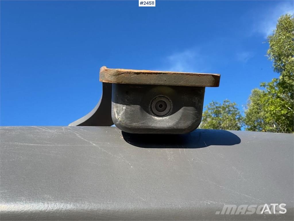 Volvo EC240CL Tracked Excavator – Digging Bucket Escavatori cingolati