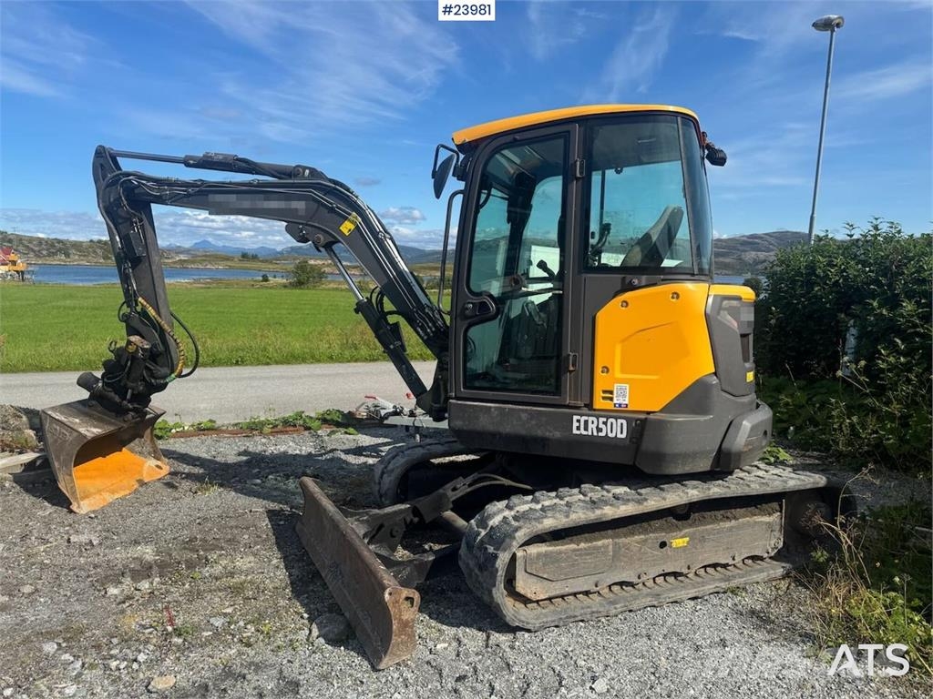 Volvo ECR 50D Excavator - Tilt and 2 buckets حفارات زحافة