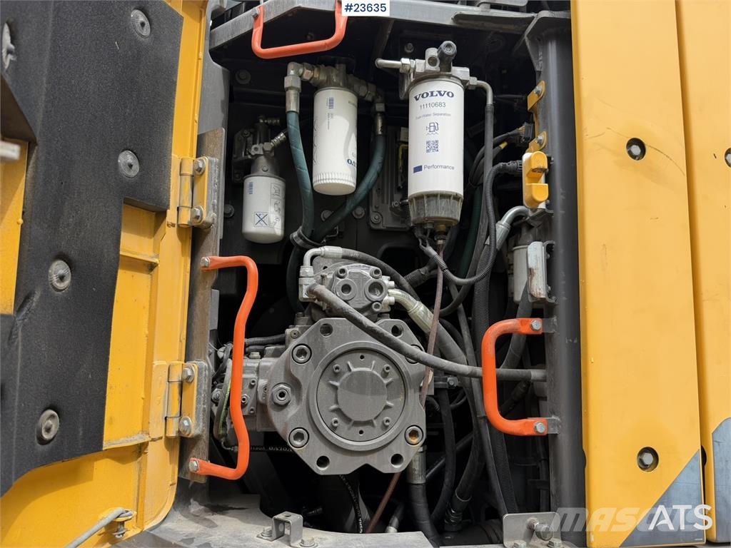 Volvo ECR355EL excavator with bucket, rototilt, and GPS Pásové rýpadlá