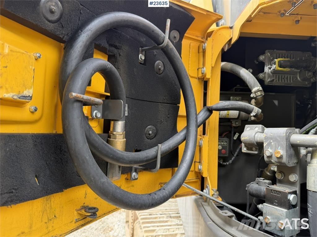 Volvo ECR355EL excavator with bucket, rototilt, and GPS Pásové rýpadlá