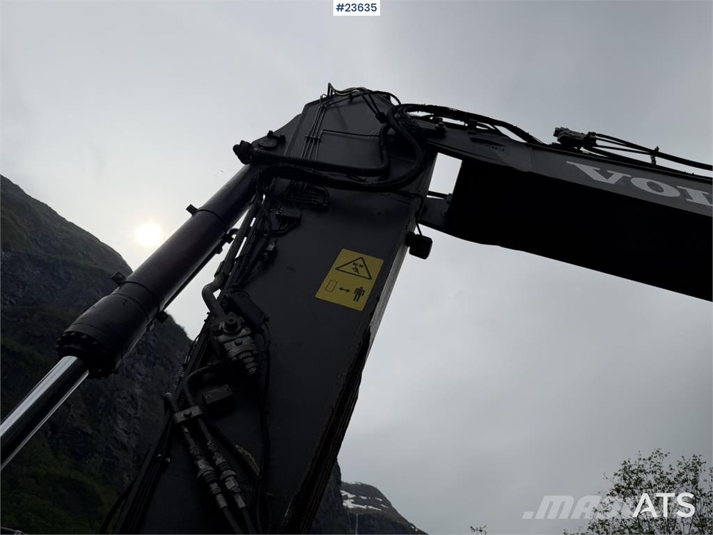 Volvo ECR355EL excavator with bucket, rototilt, and GPS Pásové rýpadlá