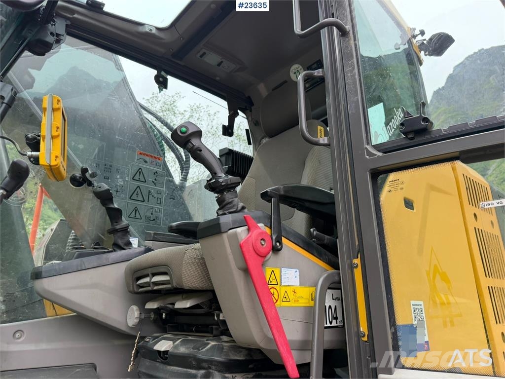 Volvo ECR355EL excavator with bucket, rototilt, and GPS Pásové rýpadlá