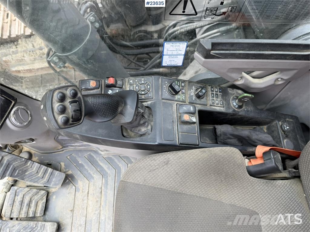 Volvo ECR355EL excavator with bucket, rototilt, and GPS Pásové rýpadlá