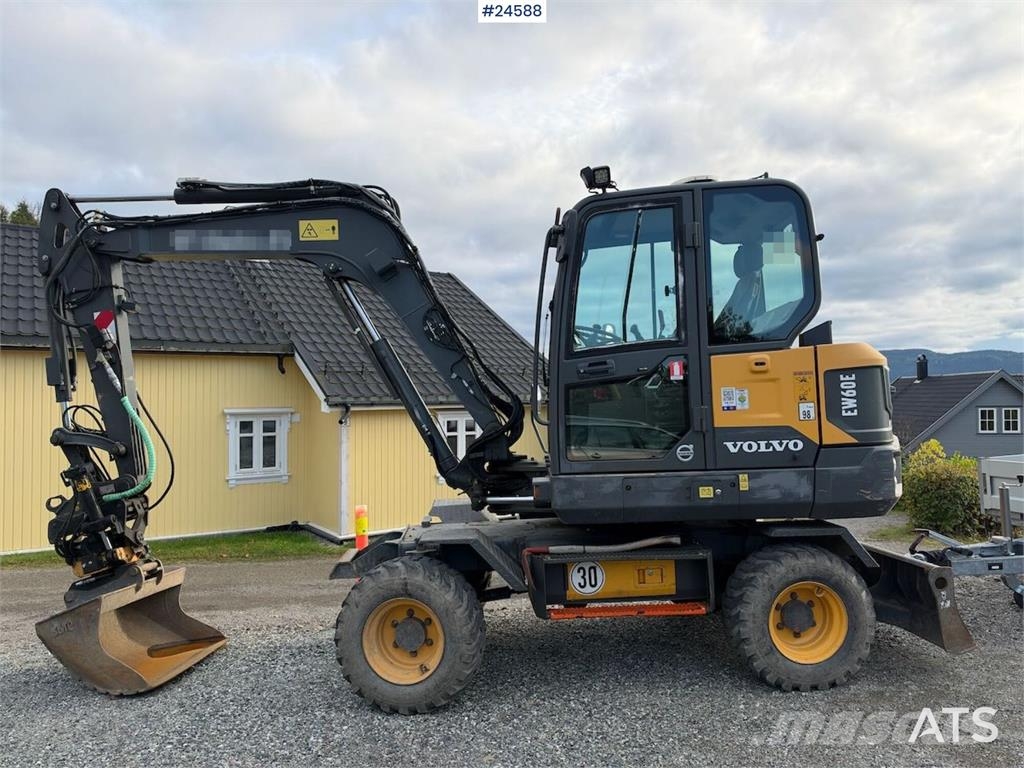 Volvo EW60E Wheeled excavator with tiltrotator and 2 buc Hjulgravere
