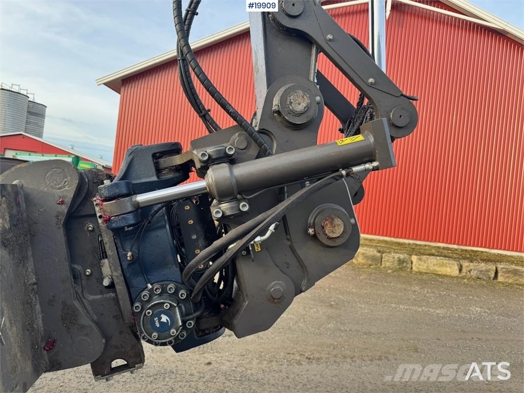 Volvo EWR130 Wheeled Excavator with Rototilt and 2 Bucke Beltegraver