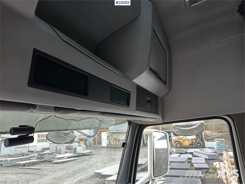 Volvo FH16 700 Tandem Box Truck with Lift and Onspot Camion Fourgon