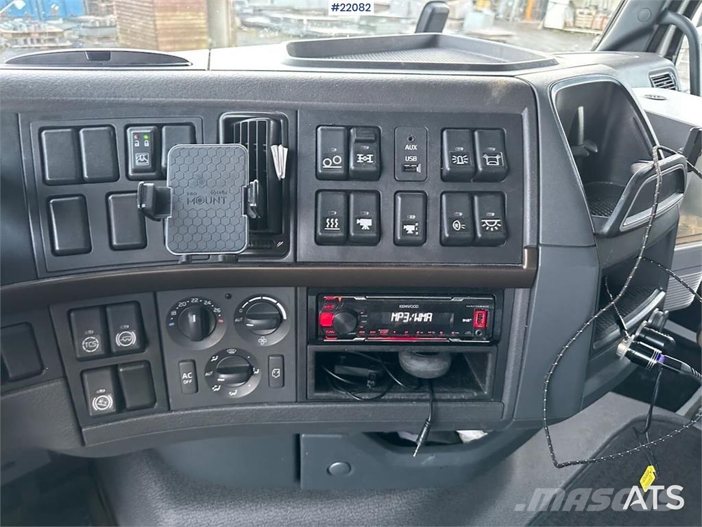 Volvo FH16 700 Tandem Box Truck with Lift and Onspot Camion Fourgon