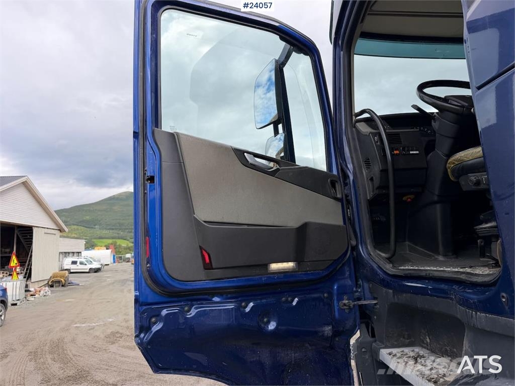 Volvo FH16 8x4 Tipper Truck with Asphalt Body and Stone Sora- ja kippiautot