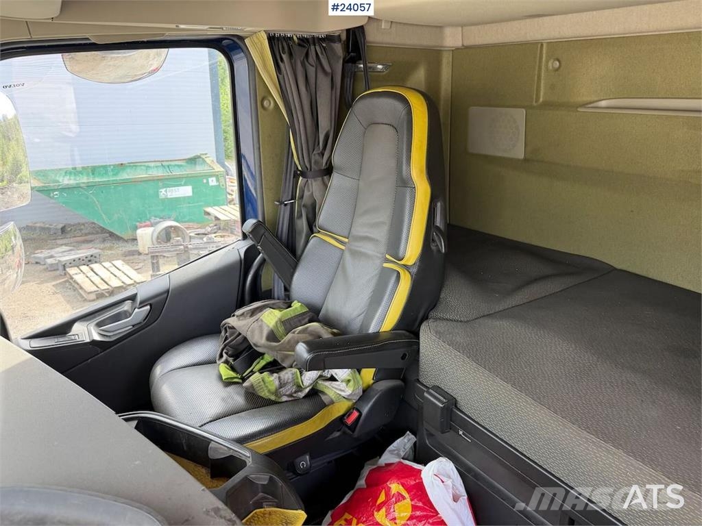 Volvo FH16 8x4 Tipper Truck with Asphalt Body and Stone Sora- ja kippiautot