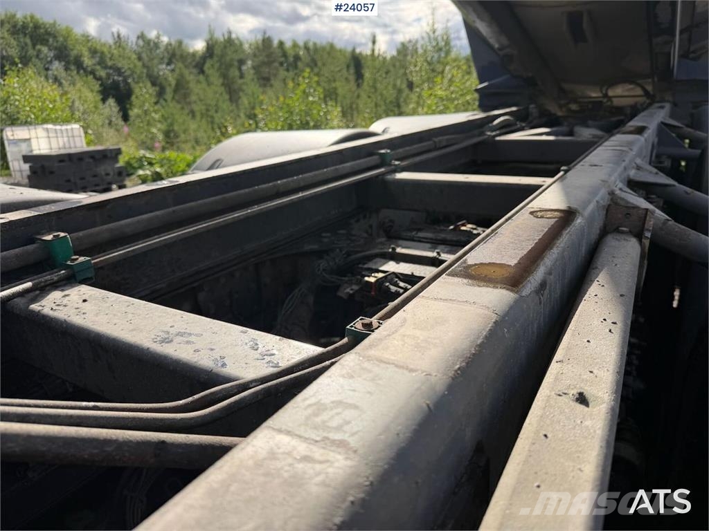 Volvo FH16 8x4 Tipper Truck with Asphalt Body and Stone Sora- ja kippiautot