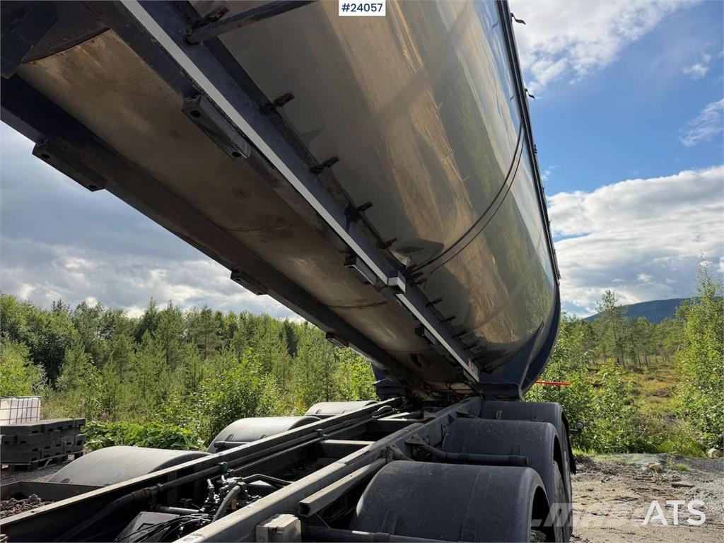 Volvo FH16 8x4 Tipper Truck with Asphalt Body and Stone Sora- ja kippiautot