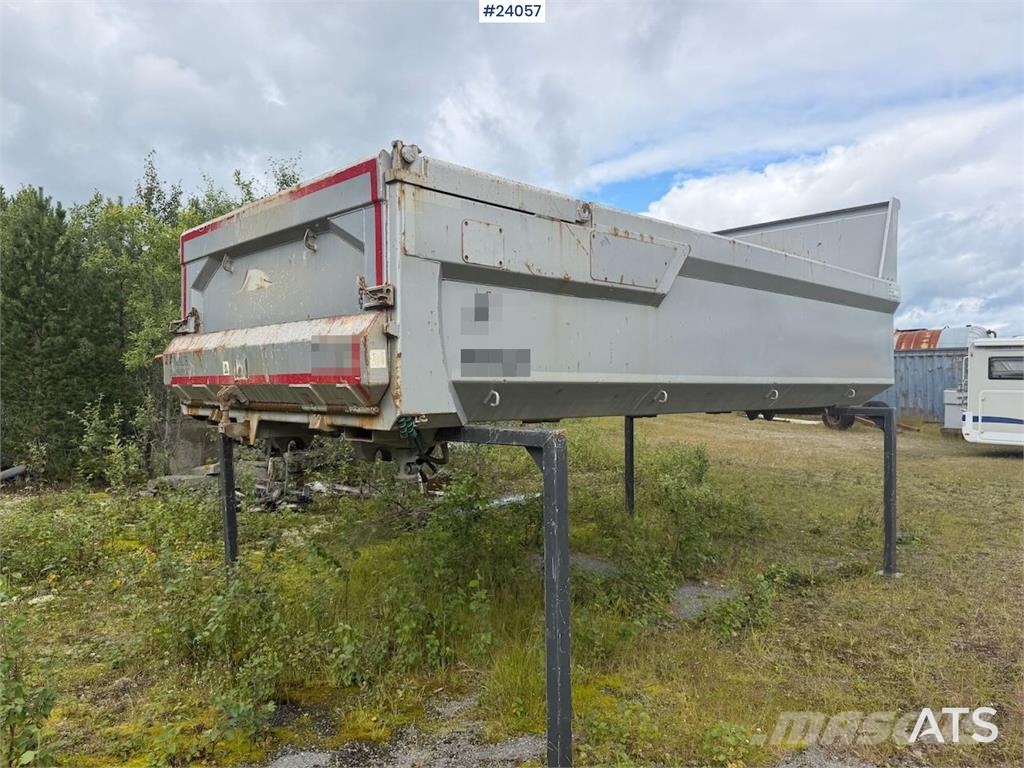 Volvo FH16 8x4 Tipper Truck with Asphalt Body and Stone Sora- ja kippiautot