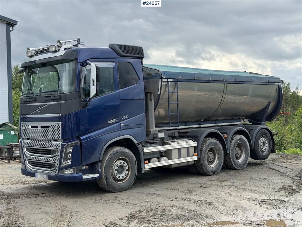Volvo FH16 8x4 Tipper Truck with Asphalt Body and Stone Sora- ja kippiautot