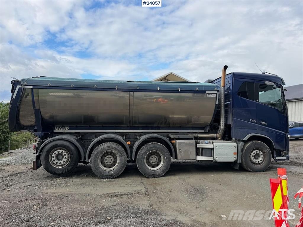 Volvo FH16 8x4 Tipper Truck with Asphalt Body and Stone Sora- ja kippiautot