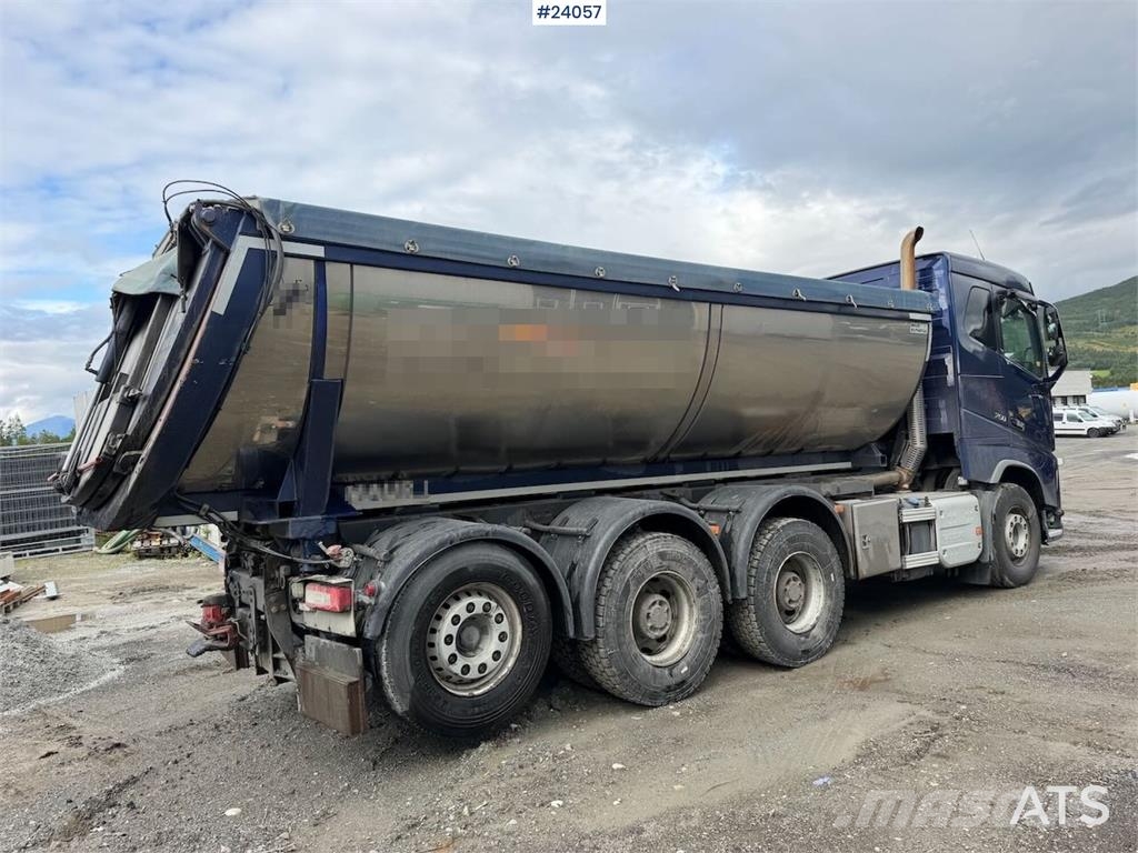 Volvo FH16 8x4 Tipper Truck with Asphalt Body and Stone Sora- ja kippiautot