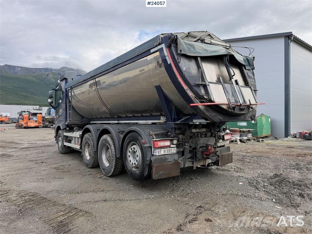 Volvo FH16 8x4 Tipper Truck with Asphalt Body and Stone Sora- ja kippiautot