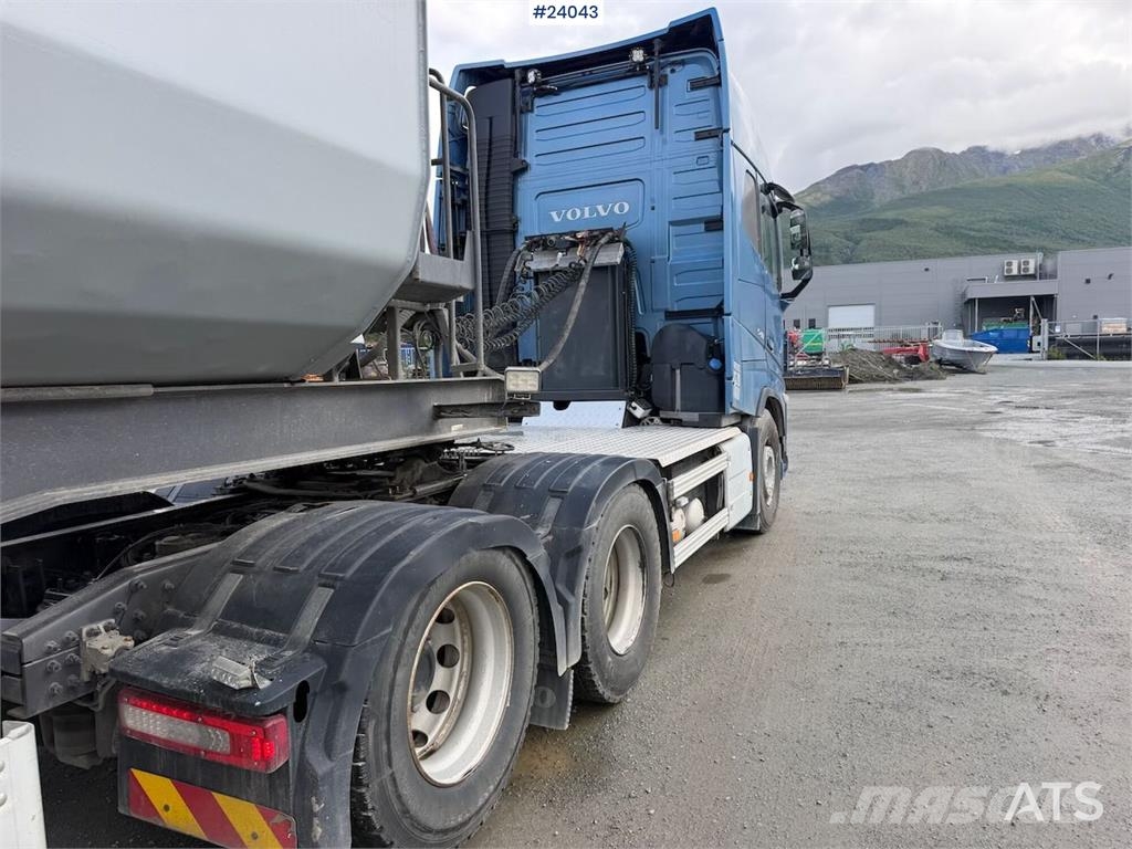 Volvo FH540 6x4 trekkvogn m/ 2006 Carnehl tippsemi. SE V Tahače