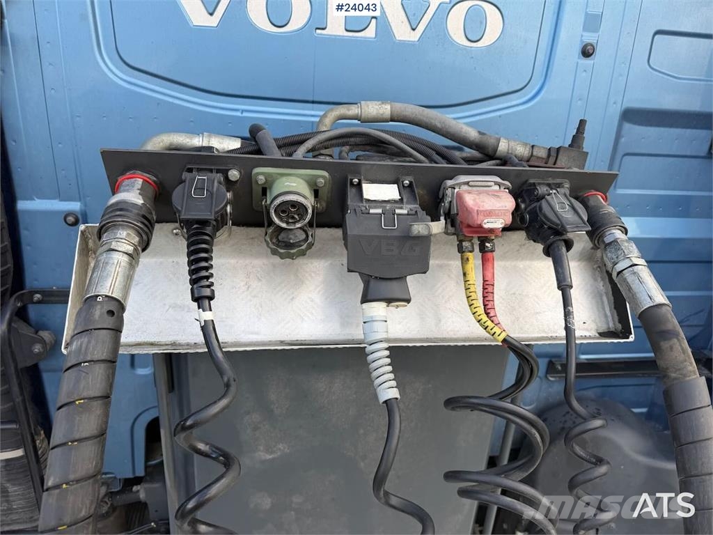 Volvo FH540 6x4 trekkvogn m/ 2006 Carnehl tippsemi. SE V Tahače