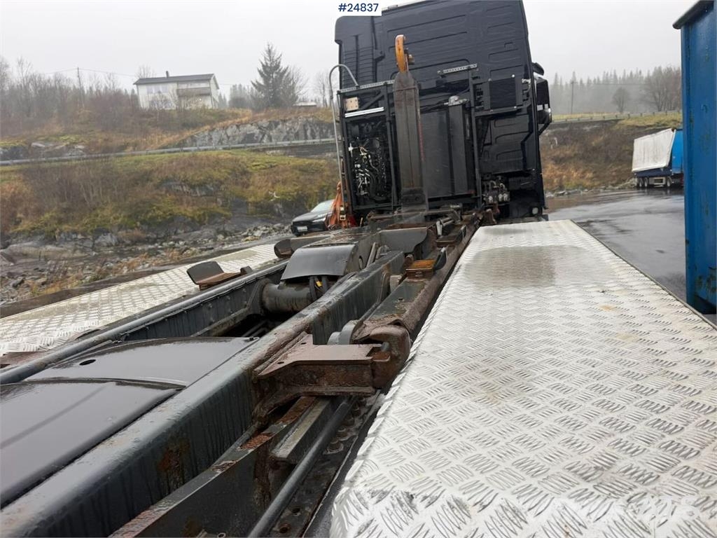 Volvo FH540 8x4 hook loader with compressor, crane hydra شاحنات الرافعات الخطافية