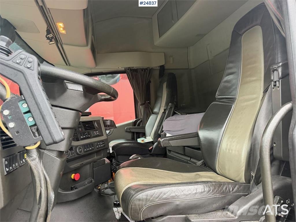 Volvo FH540 8x4 hook loader with compressor, crane hydra شاحنات الرافعات الخطافية
