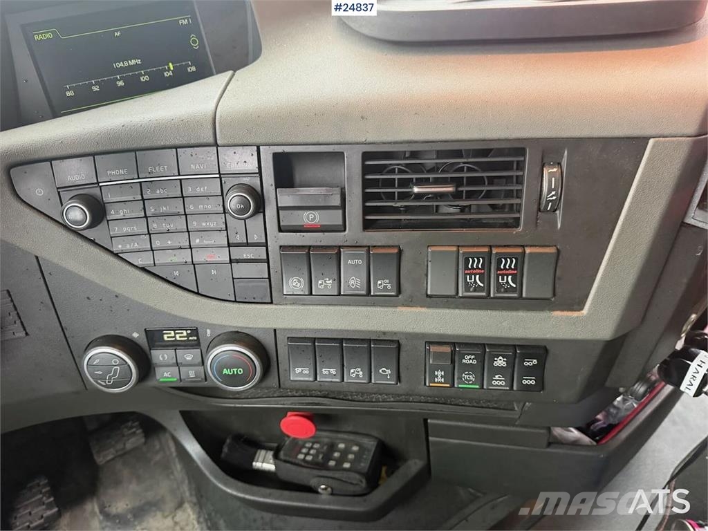 Volvo FH540 8x4 hook loader with compressor, crane hydra شاحنات الرافعات الخطافية