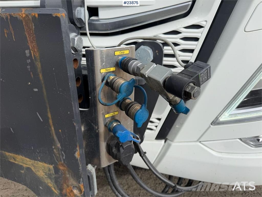 Volvo FH540 8x4 plow rigged hook truck w/ underlying bla 工程吊钩车