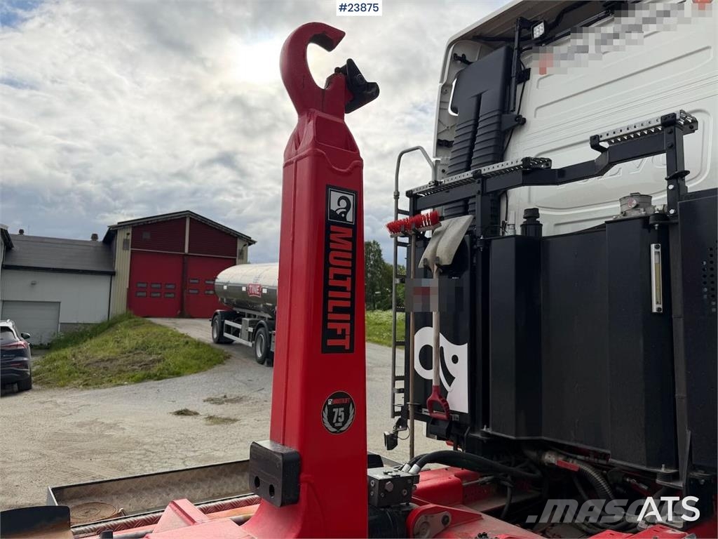 Volvo FH540 8x4 plow rigged hook truck w/ underlying bla 工程吊钩车