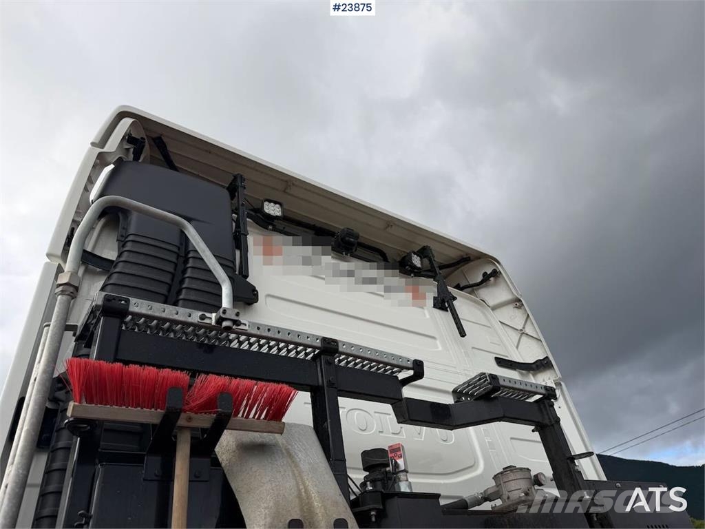 Volvo FH540 8x4 plow rigged hook truck w/ underlying bla 工程吊钩车