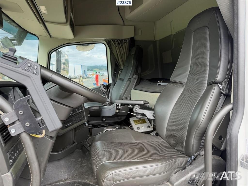 Volvo FH540 8x4 plow rigged hook truck w/ underlying bla 工程吊钩车