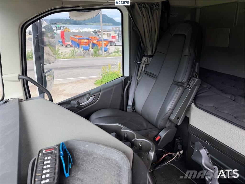 Volvo FH540 8x4 plow rigged hook truck w/ underlying bla 工程吊钩车