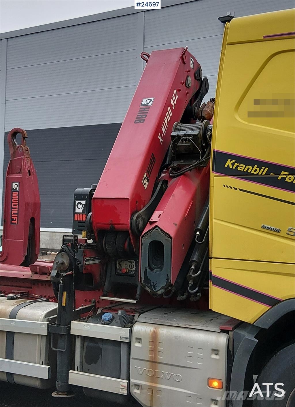 Volvo FH540 8x4 Tridem truck with 35 tm Hiab crane and 2 Camiones grúa