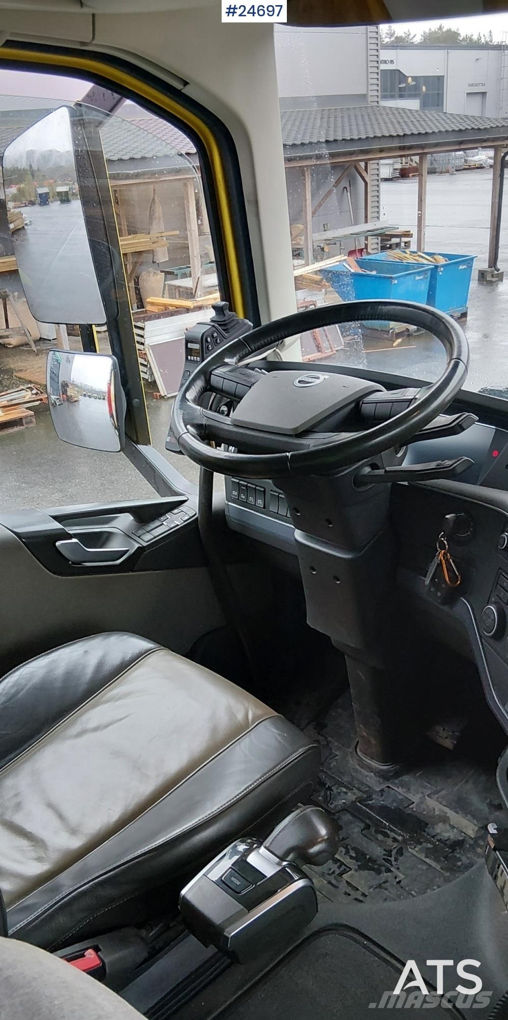 Volvo FH540 8x4 Tridem truck with 35 tm Hiab crane and 2 Camiones grúa