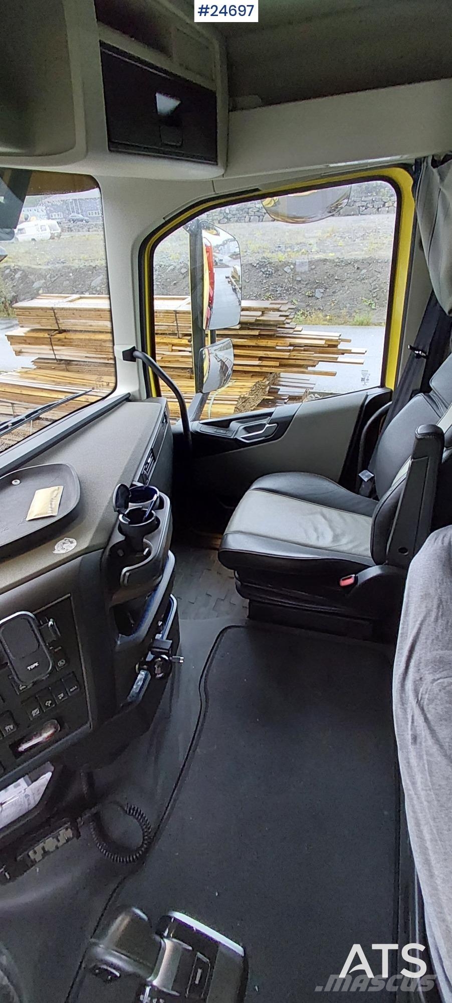 Volvo FH540 8x4 Tridem truck with 35 tm Hiab crane and 2 Camiones grúa