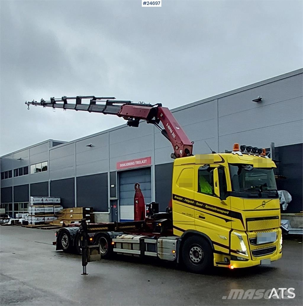 Volvo FH540 8x4 Tridem truck with 35 tm Hiab crane and 2 Camiones grúa