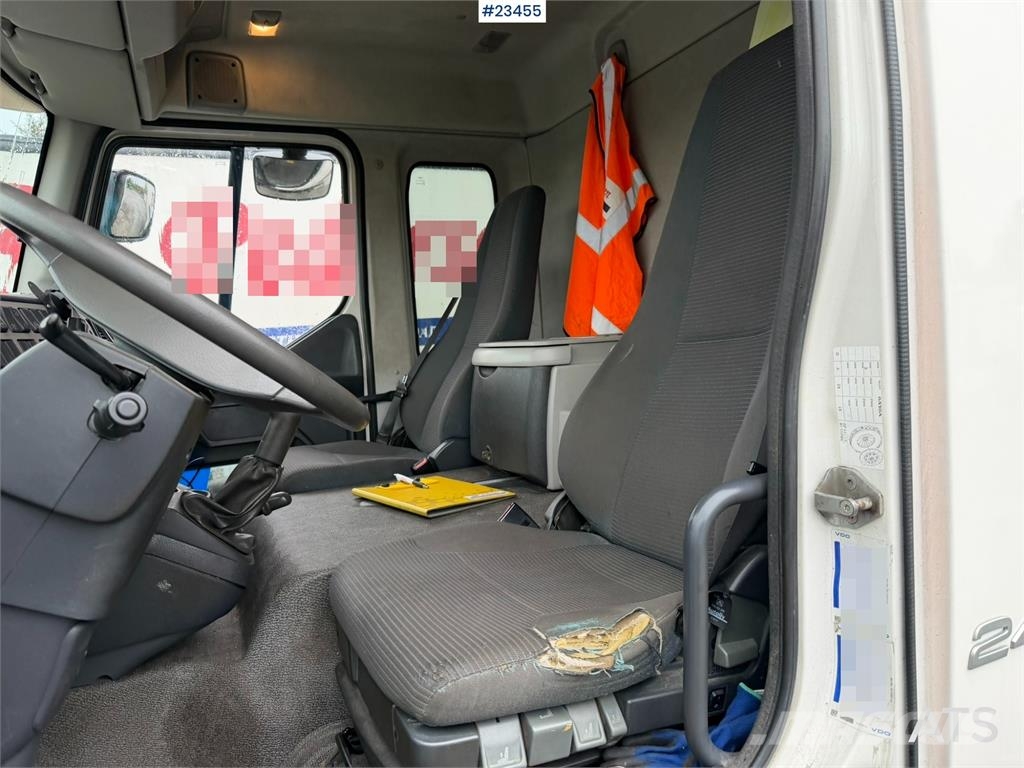 Volvo FL 4x2 box truck with a 1500 kg lift and remote co Skříňová nástavba