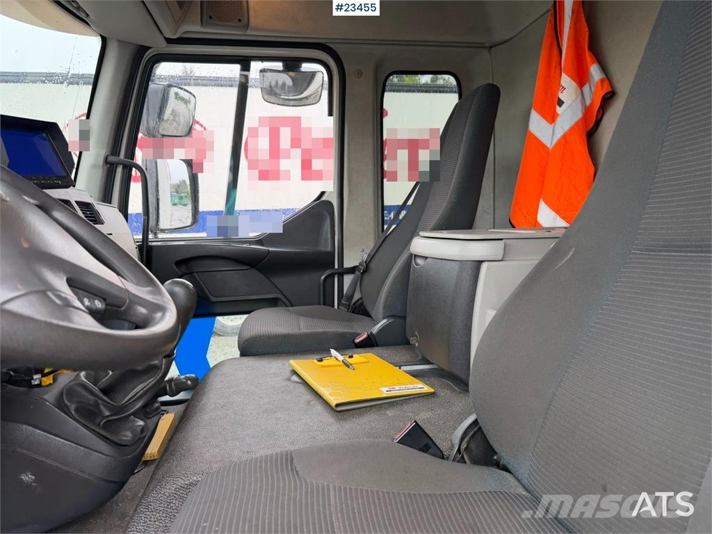Volvo FL 4x2 box truck with a 1500 kg lift and remote co Skříňová nástavba