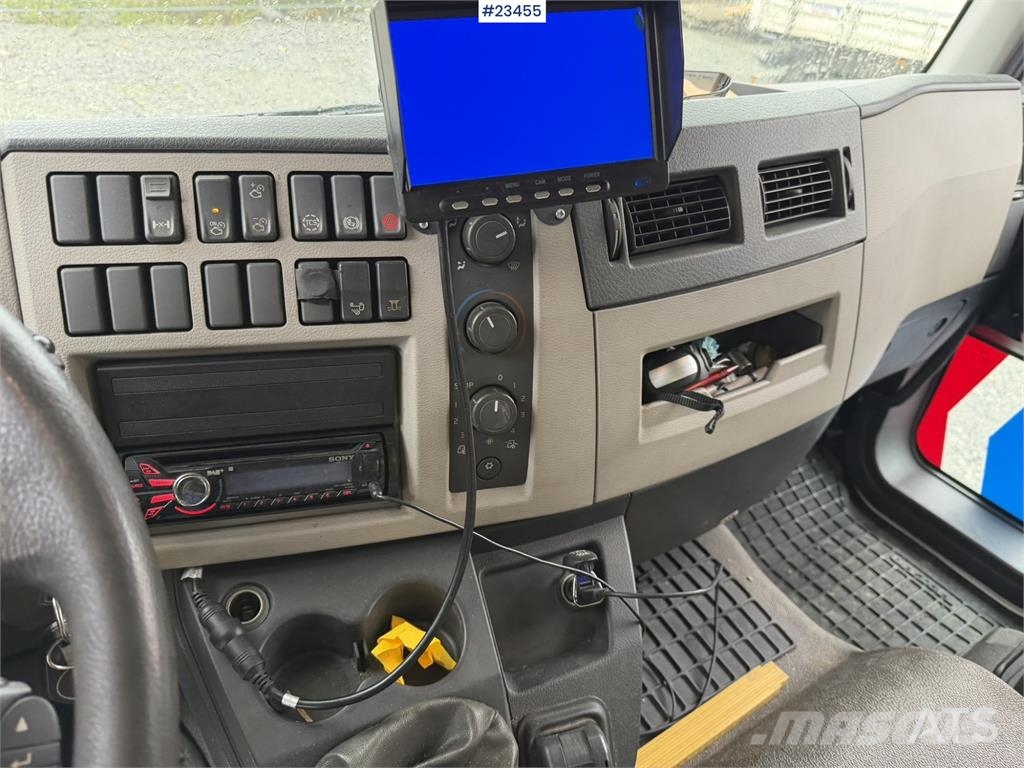 Volvo FL 4x2 box truck with a 1500 kg lift and remote co Skříňová nástavba