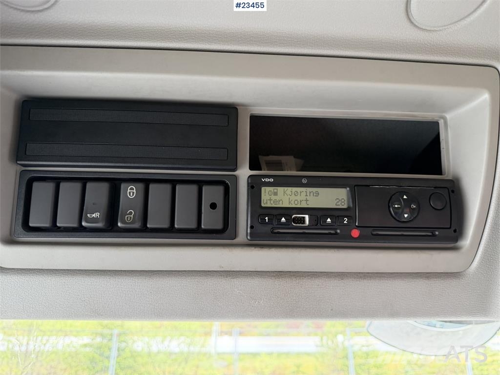Volvo FL 4x2 box truck with a 1500 kg lift and remote co Skříňová nástavba