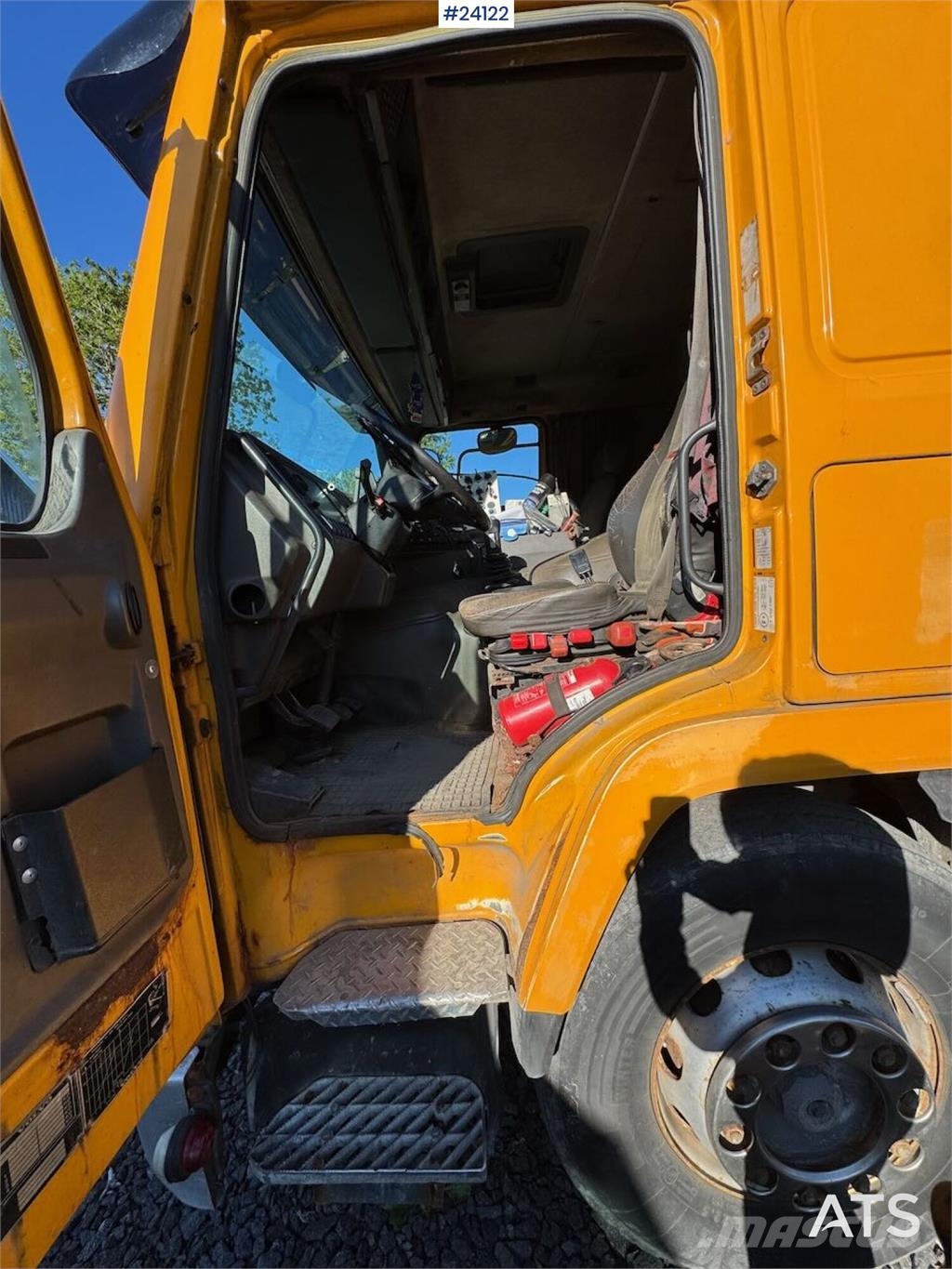 Volvo FL10 Tipper Truck – Rear-Mounted Palfinger Crane شاحنات الرافعات