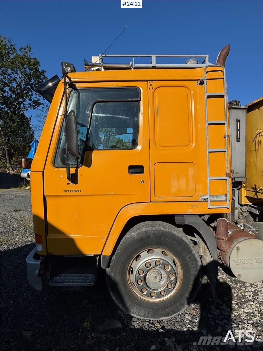 Volvo FL10 Tipper Truck – Rear-Mounted Palfinger Crane شاحنات الرافعات
