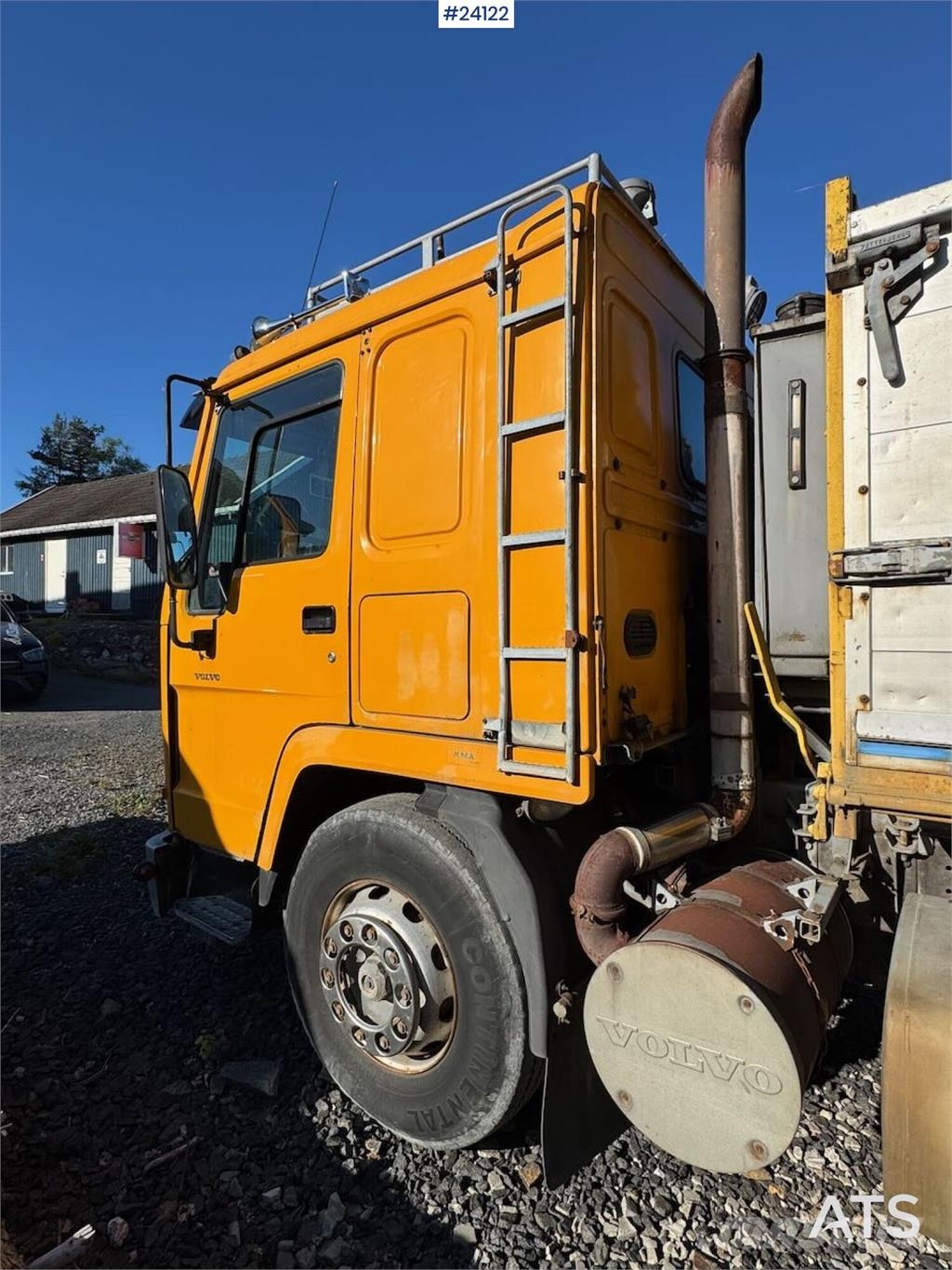 Volvo FL10 Tipper Truck – Rear-Mounted Palfinger Crane شاحنات الرافعات