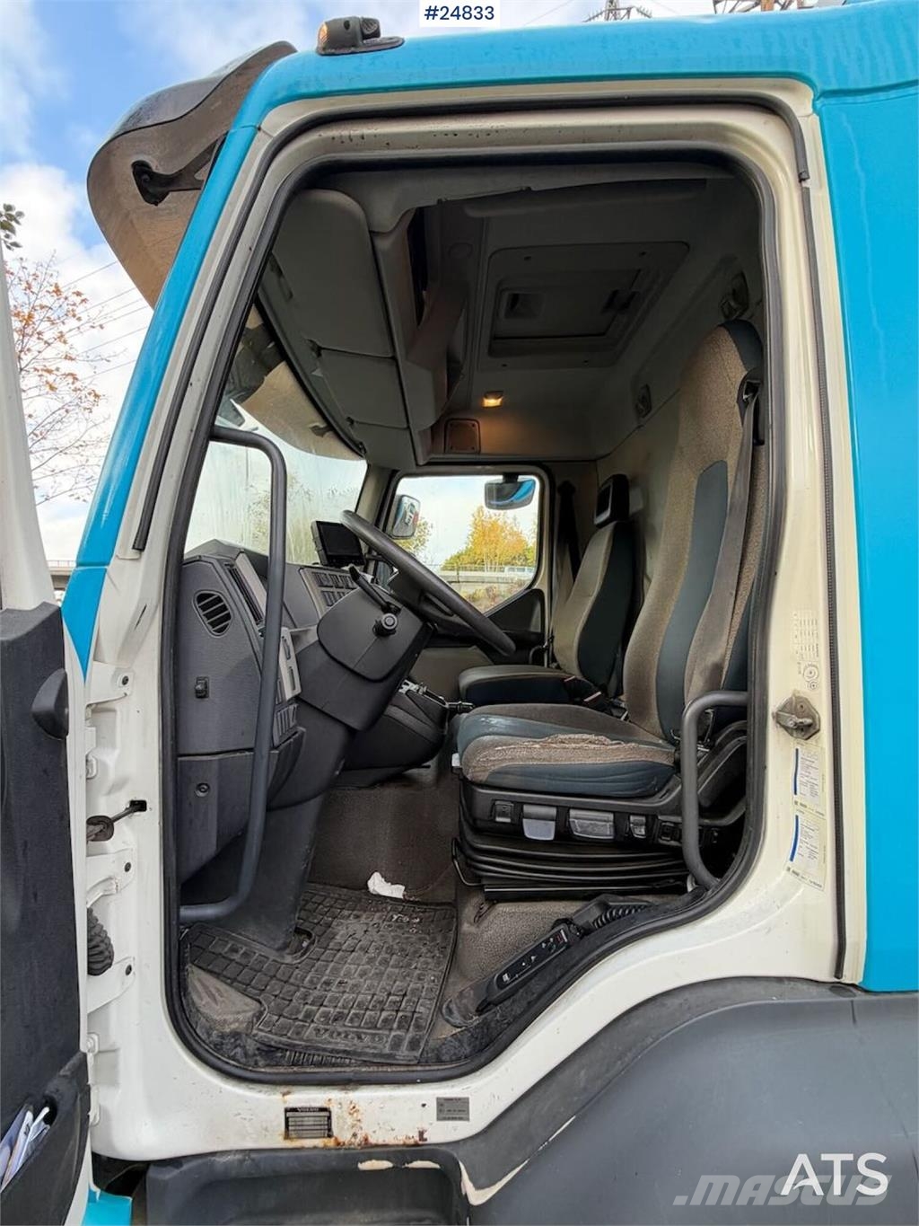 Volvo FL210 4x2 Box truck with tail lift and side door Sanduk kamioni