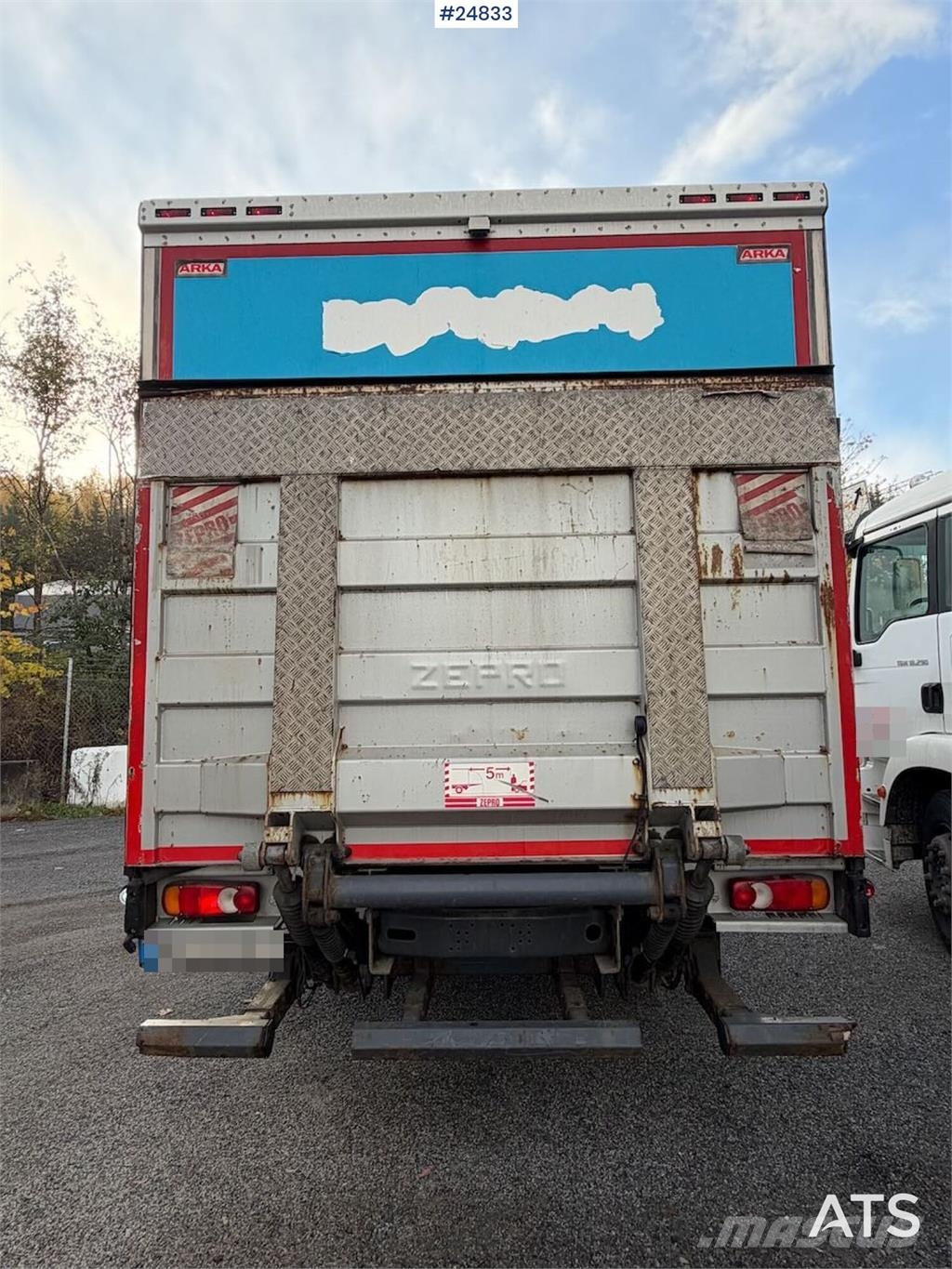 Volvo FL210 4x2 Box truck with tail lift and side door Sanduk kamioni