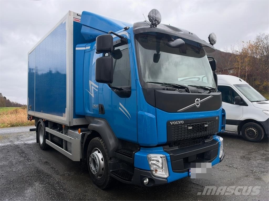 Volvo FL250 4x2 Box Truck – Only 22,000 km! Van Body Trucks