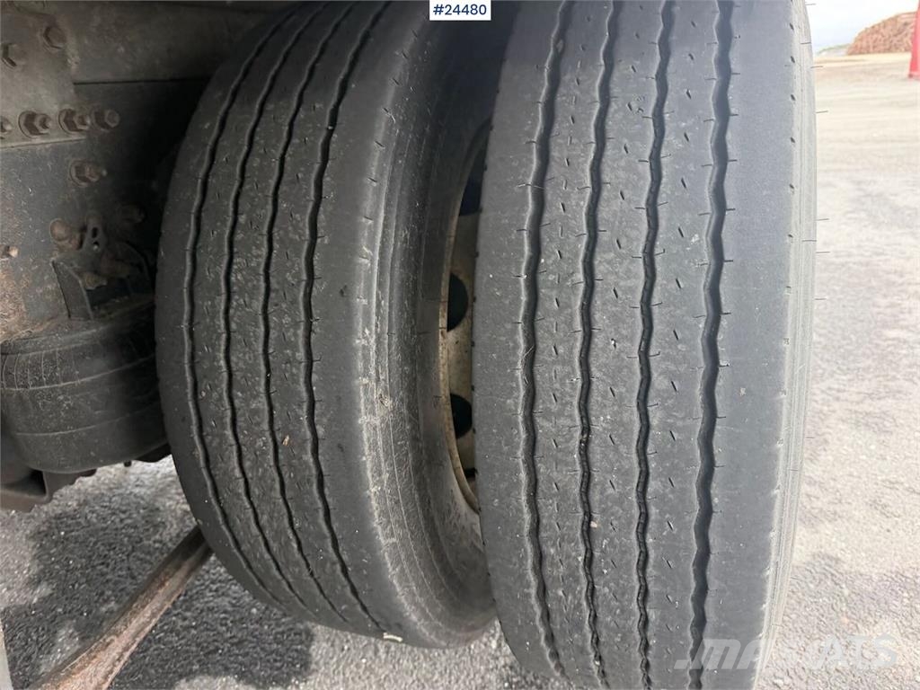 Volvo FM 380 box truck with full side opening, tail lift 貨箱式卡車