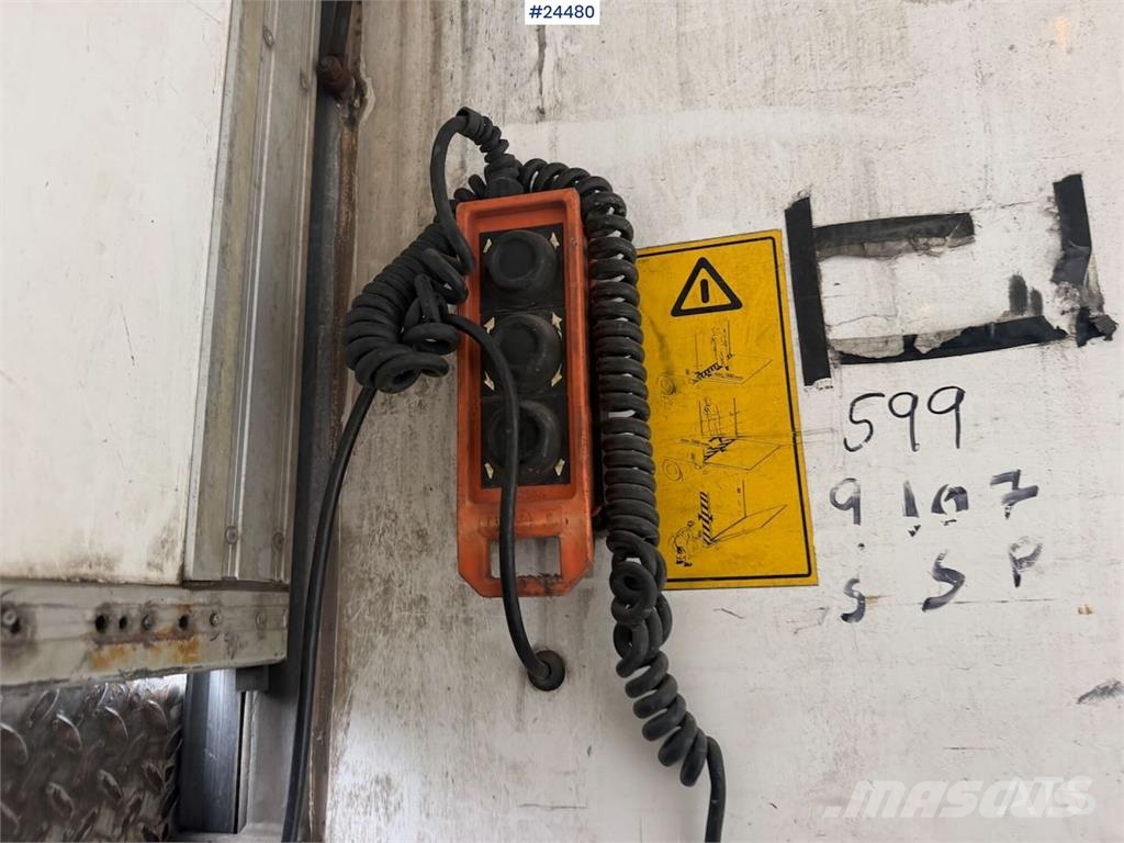 Volvo FM 380 box truck with full side opening, tail lift 貨箱式卡車