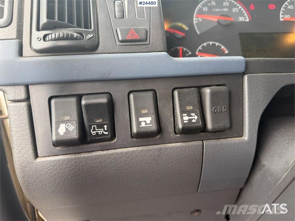 Volvo FM 380 box truck with full side opening, tail lift 貨箱式卡車