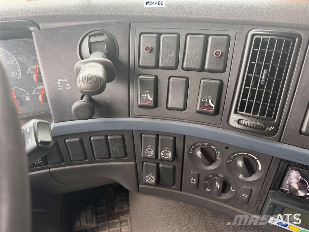 Volvo FM 380 box truck with full side opening, tail lift 貨箱式卡車