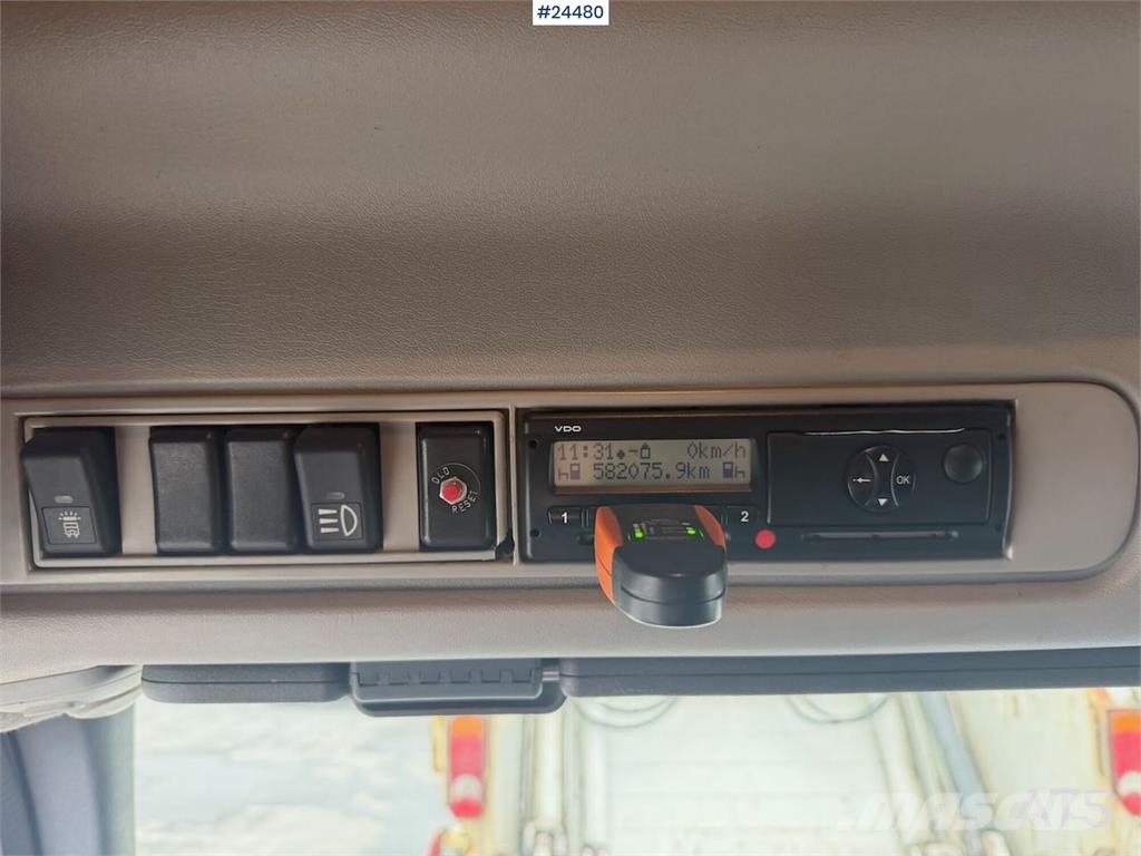 Volvo FM 380 box truck with full side opening, tail lift 貨箱式卡車
